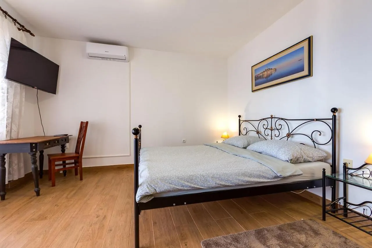Apartments Sabina, 말리로시니 게스트하우스
